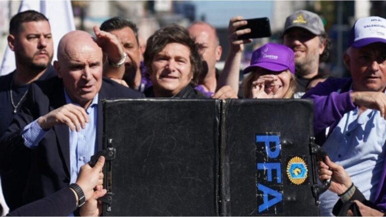 El Gobierno presentó una denuncia penal tras el ataque a Javier Milei