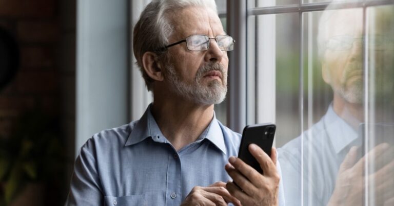 Estafas digitales a adultos mayores: las cinco más comunes, de mensajes falsos de familiares a engaños con IA