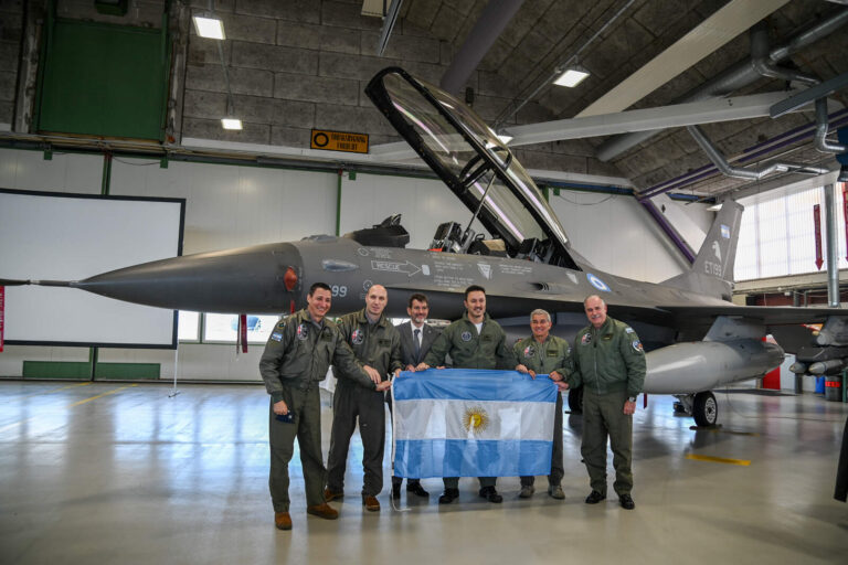 Cuatro de los primeros seis cazas F-16 llegarán al país volando con pilotos argentinos