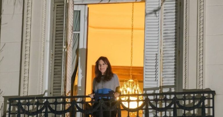 Cristina Kirchner volvió a salir al balcón y saludó a los militantes, a tres años del atentado en su contra