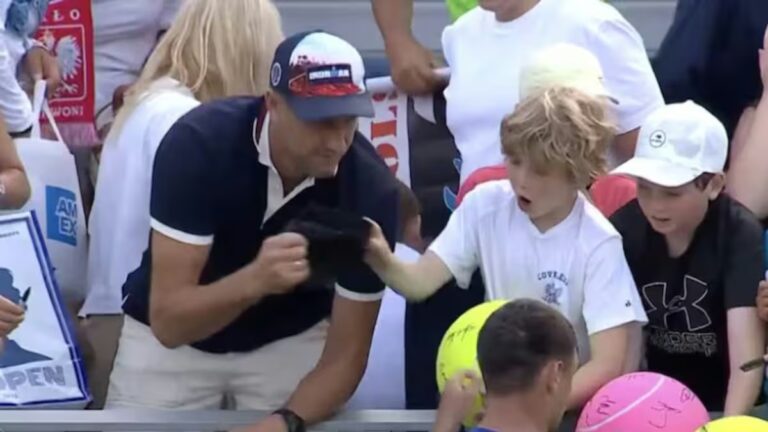Polémica en el tenis: un multimillonario robó una gorra que Kamil Majchrzak le regaló a un niño