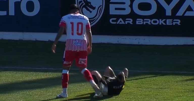 Video: cabeceó a un rival, lo echaron y sus compañeros lo fueron a buscar