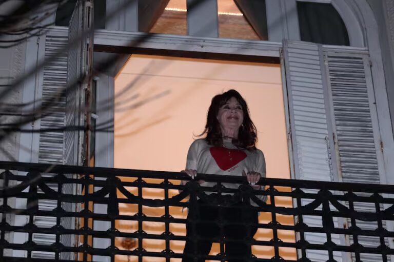 «Salí de la burbuja»: Cristina bailó por el triunfo en PBA y tuiteó contra Milei y su hermana