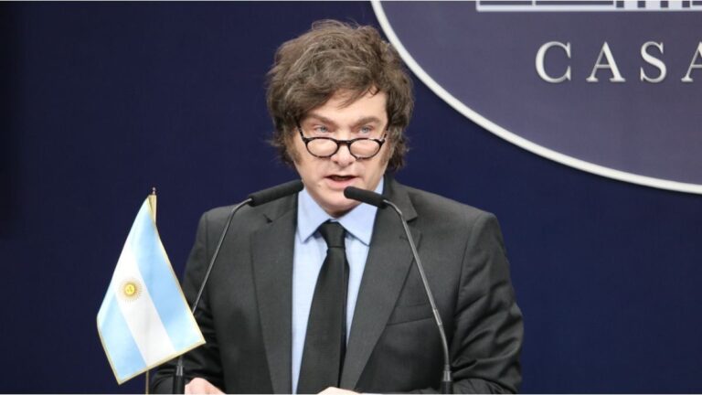 El día después de la derrota, el Gobierno anunció una mesa política nacional y la convocatoria al diálogo a los gobernadores