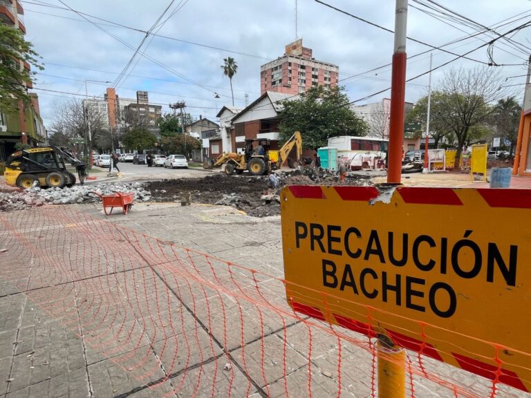 Resistencia avanza con un plan integral de bacheo, enripiado y pavimentación