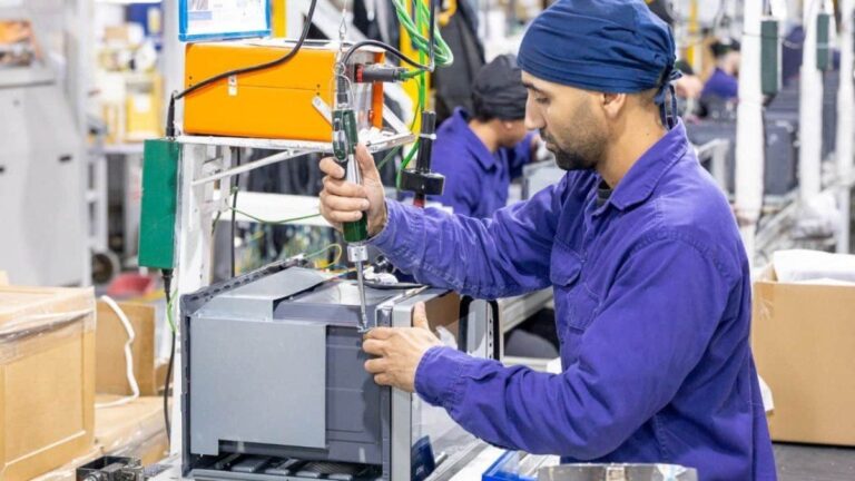 La caída de la actividad golpeó el empleo privado: en junio se perdieron más de 12.000 puestos