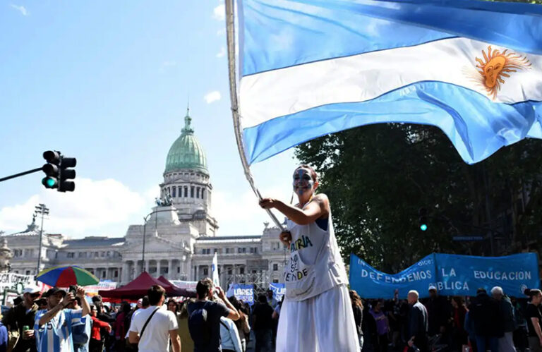 Universidades inundarán alrededores del Congreso en una marcha federal para dar vuelta la historia