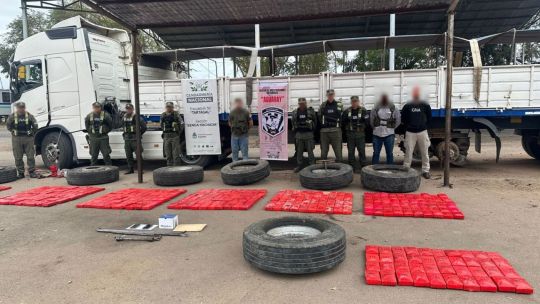 Cayó un «camión narco» en Salta que traficaba 417 kilos de cocaína escondidos en las ruedas: hay 7 detenidos