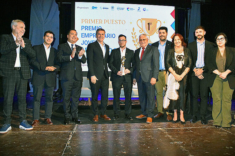 El gobernador Zdero acompañó la entrega del premio Empresario Joven Argentino 2025