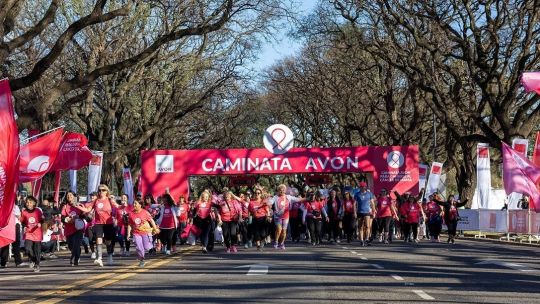 Más de 12 mil personas participaron de la «Caminata Avon» contra el cáncer de mama