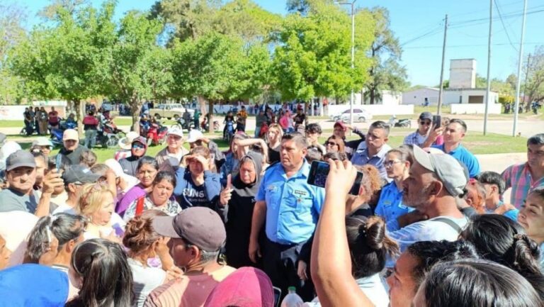 Femicidio en Avia Terai: vecinos y familiares de Gabriela Barrios reclamaron justicia frente a la comisaría