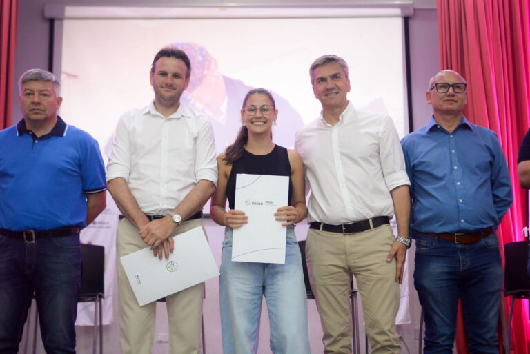 Tras 42 años de espera, 82 familias de Fontana recibieron su título de propiedad