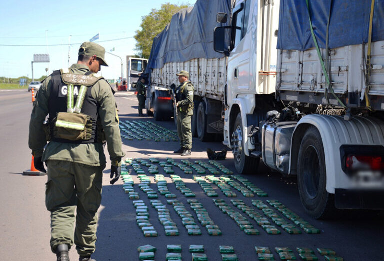 Secuestran 129 kilos de hojas de coca en su estado natural en dos camiones de transporte