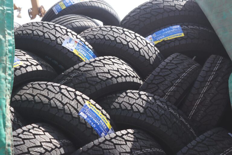 Histórica operación en el puerto de Barranqueras: llegaron 1.159 cubiertas para auto de China y se irán a Córdoba