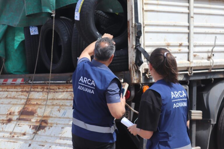 Puerto de Barranqueras: arriban cubiertas importadas desde China con destino final a Córdoba