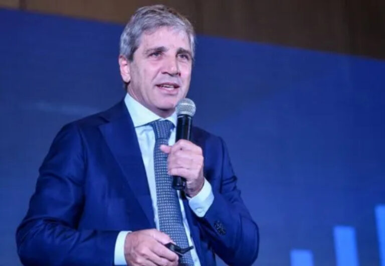 En Estados Unidos, Luis Caputo anticipó que modificarán las bandas cambiarias y la política monetaria en 30 días