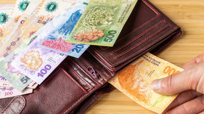 Sigue bajando el uso de billetes: solo representa el 6% de la economía y gana terreno el QR