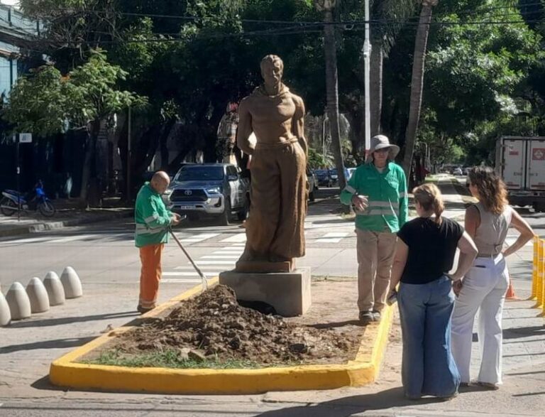 La escultura El colono fue restaurada y volvió a su esquina de siempre