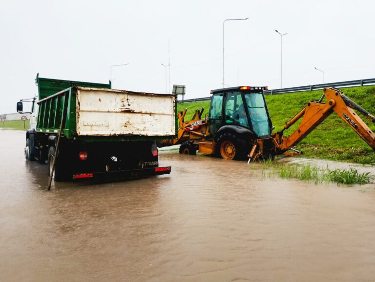 Las cuadrillas municipales también se sumaron a los trabajos tras el temporal de lluvia y viento