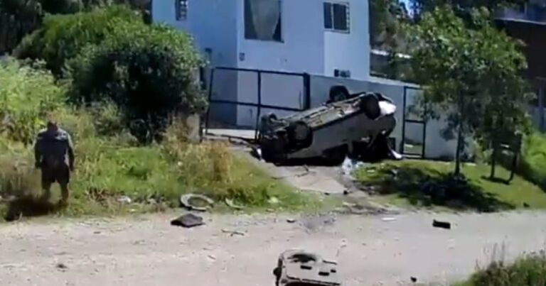 Aparatoso vuelco de un automóvil en el que escapaban dos ladrones roba-ruedas en Mar del Plata