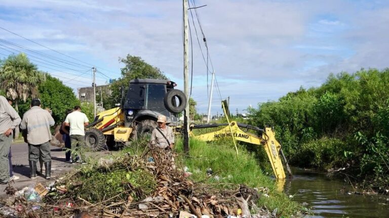 En Barranqueras, el Municipio avanza con tareas de zanjeo para mejorar el escurrimiento tras el temporal