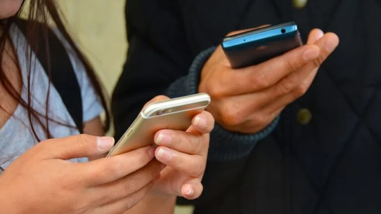 Alertan sobre un posible vínculo entre el uso intensivo de chatbots de IA y episodios de psicosis