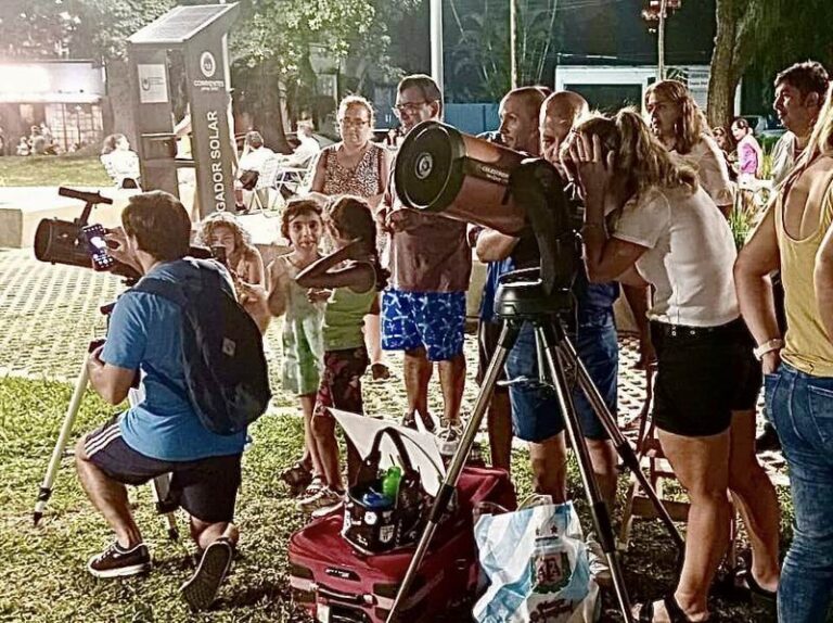 Una noche bajo las estrellas en el Paseo de Artistas y Artesanos