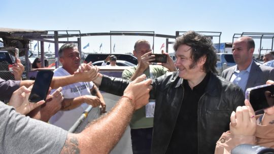 Milei llega a Jesús María en busca de un baño de masas