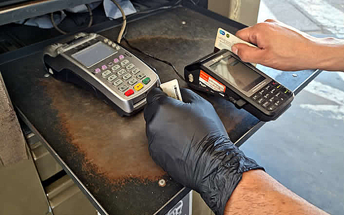 Estacioneros se quejan que las tarjetas se llevan hasta el 22% del ingreso real de las ventas