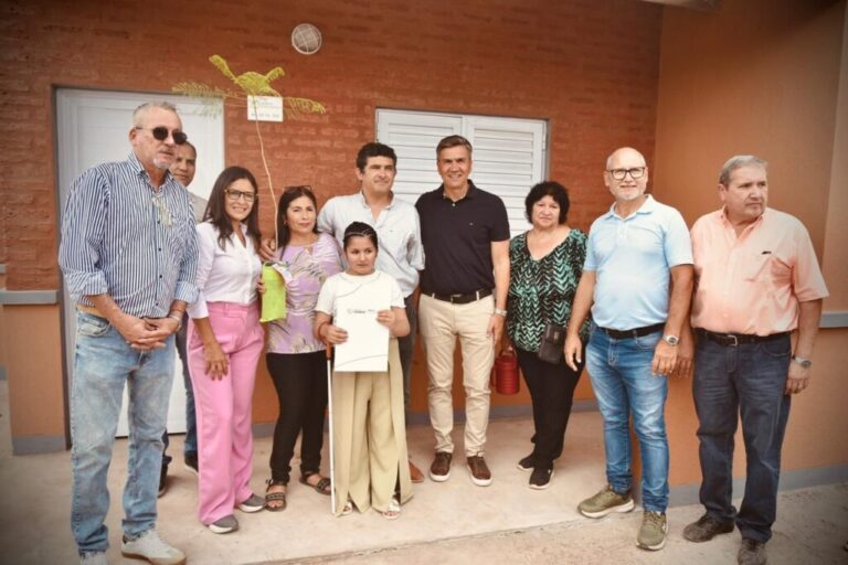 Zdero entregó viviendas en Concepción del Bermejo: Obras terminadas y familias con casa propia