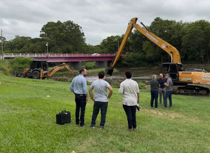 Realizan limpieza del Río Negro frente al Domo del Centenario