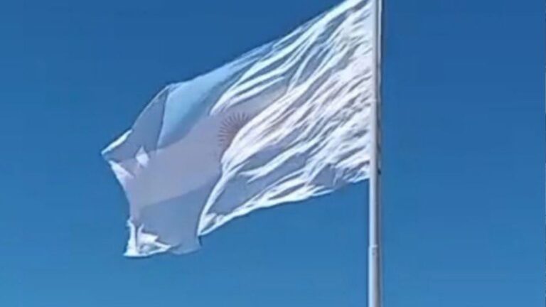 Papelón: izaron la Bandera sublimada en Mar del Plata