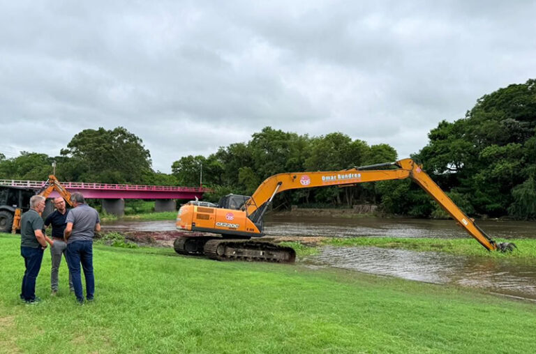 Realizan limpieza de vegetación y residuos en el río Negro frente al Domo del Centenario