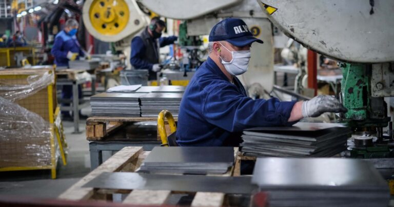 En noviembre, la economía retrocedió 0,3% y profundizó el parate de la actividad