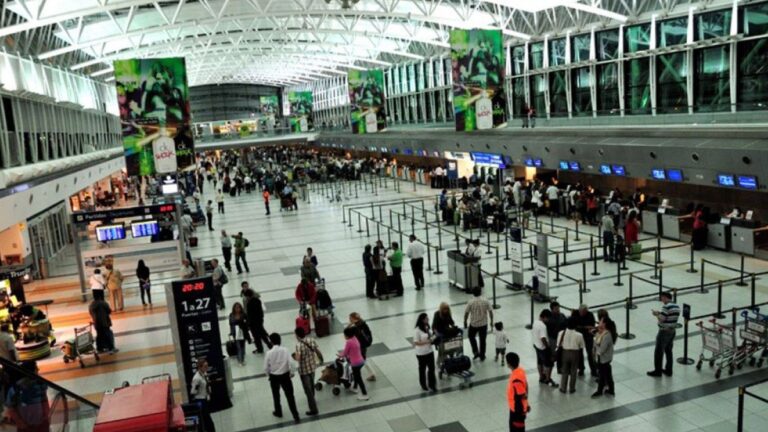 Paro en aeropuertos: ATE cambió la fecha pero mantiene asambleas, con varios vuelos afectados
