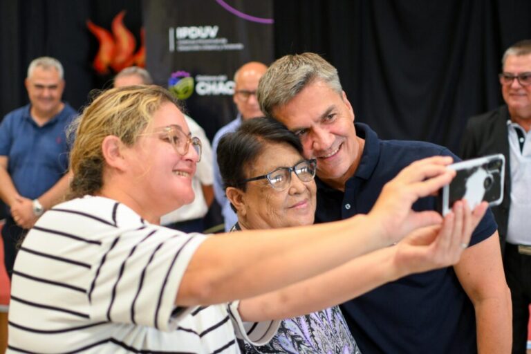 Zdero entregó títulos de propiedad en Villa Ángela: «Reparamos el daño de un Estado que no cumplió»