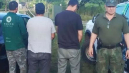 Detienen a 3 cazadores furtivos con un ciervo axis muerto, rifles y municiones
