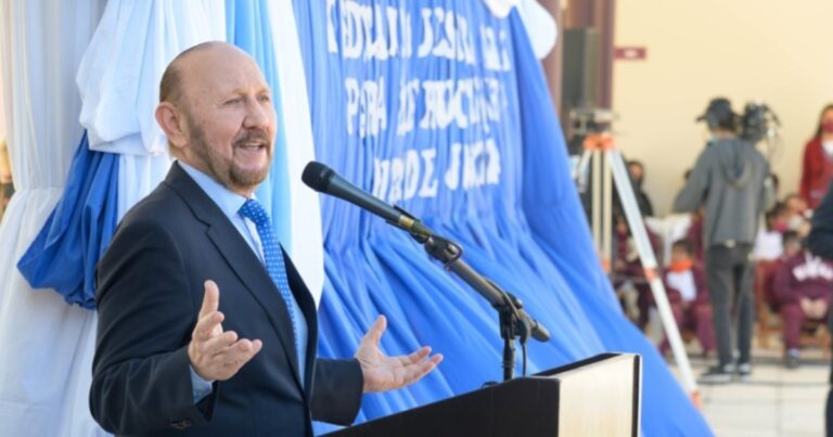 Insfrán copió a Milei al responderle a un periodista que le preguntó por una suba de tarifas en Formosa: «Ensobrado»