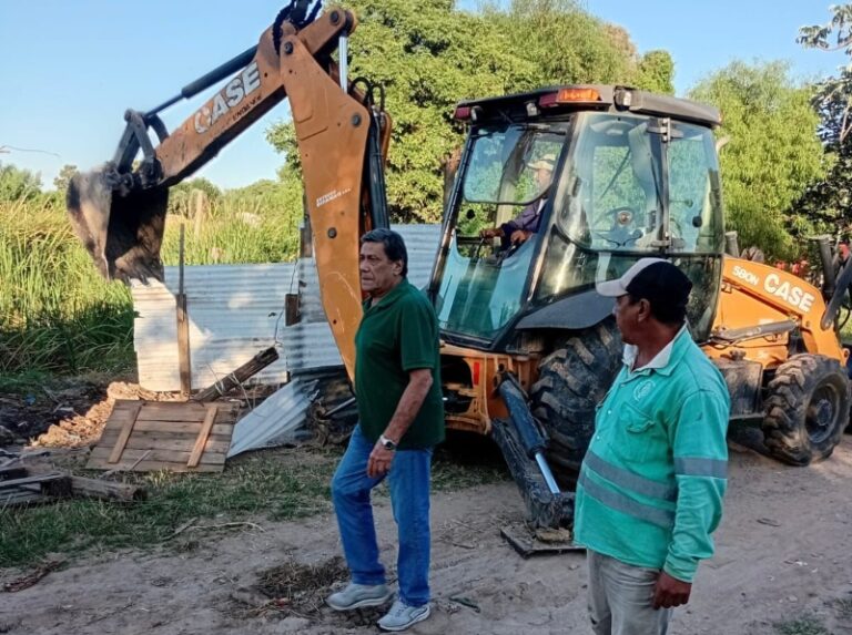 La APA removió con maquinaria pesada una vivienda precaria levantada sobre la laguna de Villa Chica