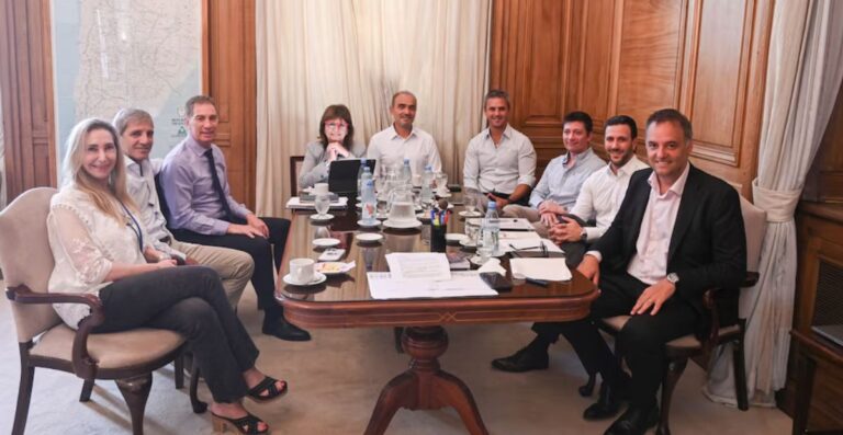 En medio de los escándalos. Volvió la Mesa Política del gobierno
