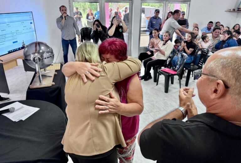 Sorteo histórico de viviendas en Colonia Popular